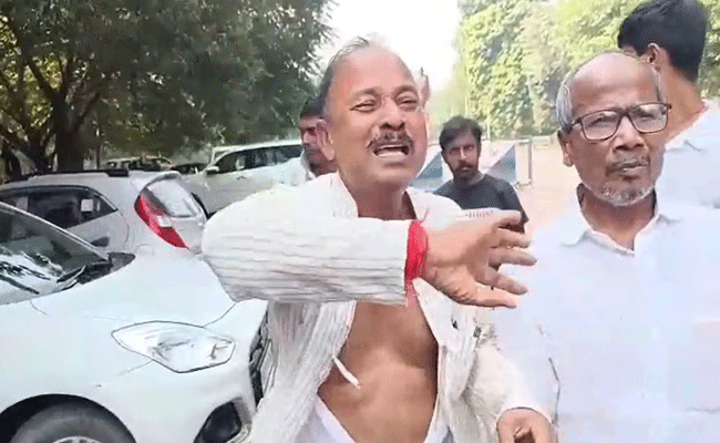 आरजेडी के पूर्व प्रत्याशी ने लालू यादव के घर के बाहर किया हंगामा, पैसे लेकर टिकट बांटने का लगाया आरोप