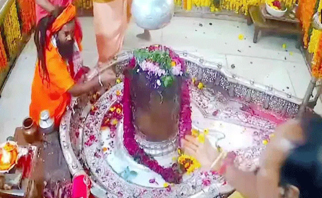 महाकाल मंदिर के गर्भगृह में भिड़े पुजारी और संत, दोनों पक्षों में हुई हाथापाई और गालीगलौच