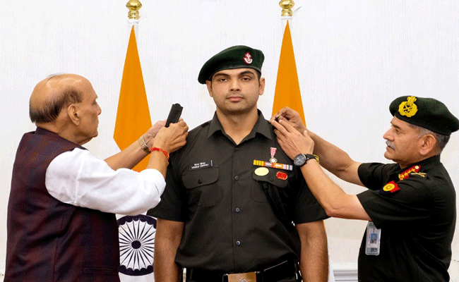 ओलंपिक गोल्ड मेडलिस्ट नीरज चोपड़ा बने लेफ्टिनेंट कर्नल, रक्षा मंत्री राजनाथ सिंह ने किया सम्मान