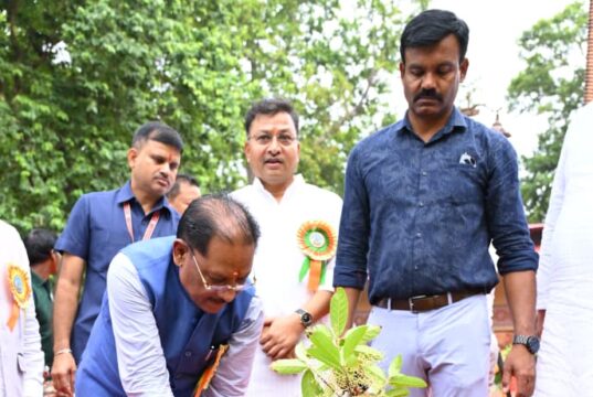मातृशक्ति एवं प्रकृति के प्रति श्रद्धा का अनुपम संगमः मुख्यमंत्री विष्णु देव साय ने ’’राम वाटिका’’ में किया रुद्राक्ष का पौधारोपण….