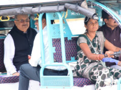 विधानसभा अध्यक्ष डॉ. रमन सिंह जब दीदी सरिता वर्मा के ई-रिक्शा में बैठकर स्पीकर हाऊस के लिए हुए रवाना…..