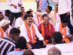 ग्रामीणों के बीच जमीन पर बैठकर उप मुख्यमंत्री विजय शर्मा ने किया आत्मीय संवाद, 74.80 लाख रुपए के विकास कार्यों की दी सौगात….