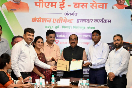 छत्तीसगढ़ में शहरी परिवहन नए अध्याय की ओर, 240 ई-बसों से आरामदायक, किफायती और प्रदूषणमुक्त सफर, उप मुख्यमंत्री अरुण साव की मौजूदगी में हुआ कंसेशन एग्रीमेंट, हरित शहर और पर्यावरण अनुकूल परिवहन को मिलेगा बढ़ावा….